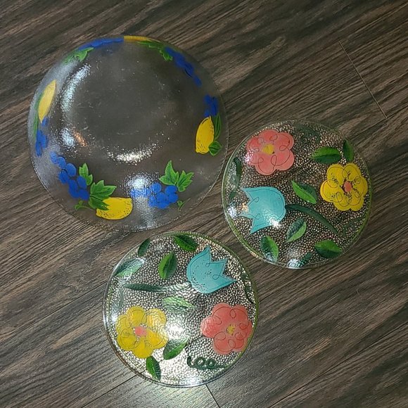 ARCOROC Glassware:  Large Salad Bowl & Two Plates (Fruit & Flowers) - Picture 2 of 3